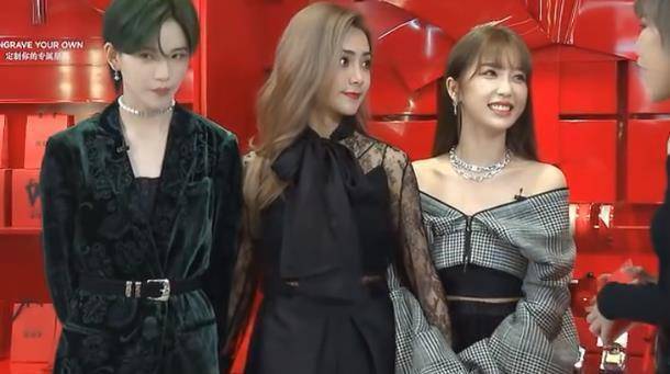 原创th9成员出席活动谢可寅长腿优越虞书欣和刘雨昕同框脸胖吃亏了