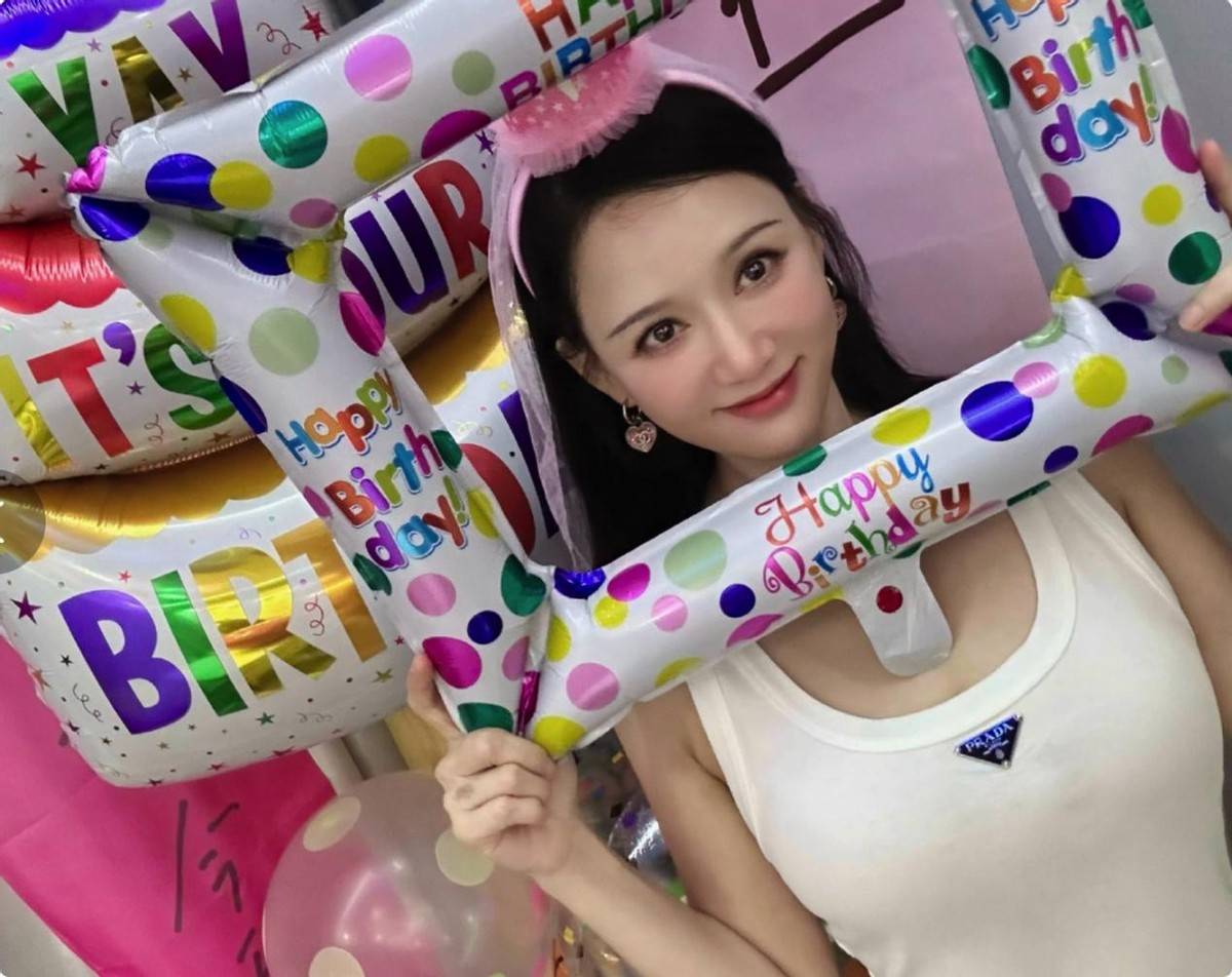 原创44岁陈乔恩终于不藏了穿白色连衣裙凸显傲人身材