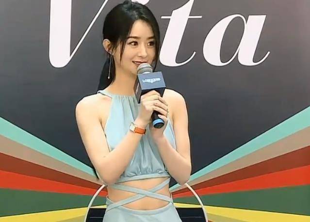 原创赵丽颖穿银针鞋亮相手上没戴婚戒路人镜头下暴露真实身高