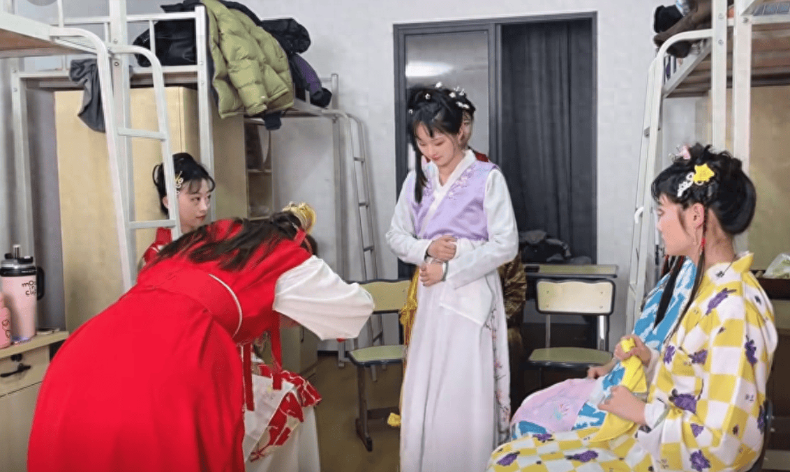 绝了女大学生宿舍自演红楼梦网友让你模仿不是让你超越