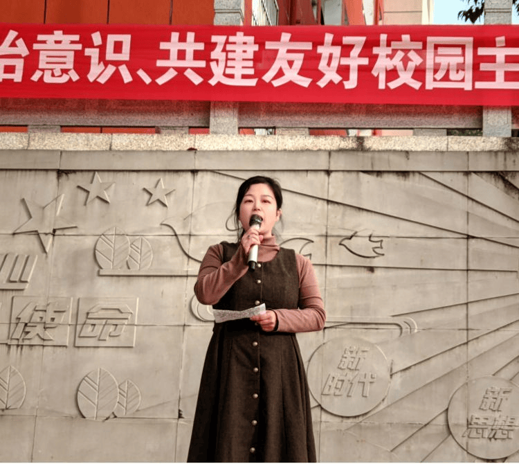 鹰潭市余江二中举行树立法制意识共建友好校园主题晨会