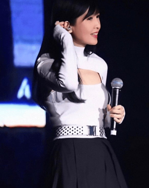 周慧敏现纸片人身材55岁穿抹胸裙险走光眼袋浮肿难掩老态