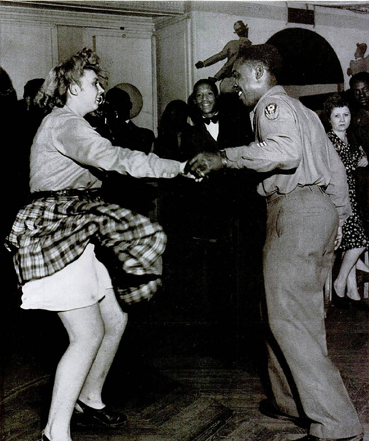 原创老照片日裔美军搂法国女郎超模给美军抬轿电椅上的美国女犯