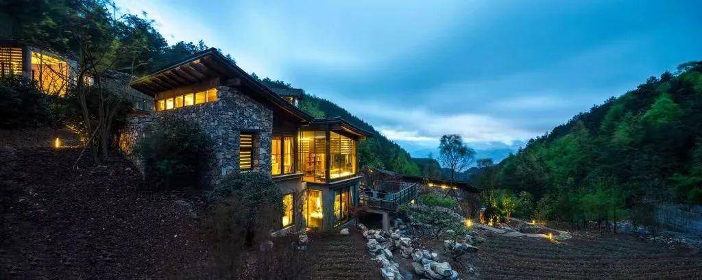 武隆地处北纬30度神奇魔幻线,被誉为"世界喀斯特生态博物馆",是全国少