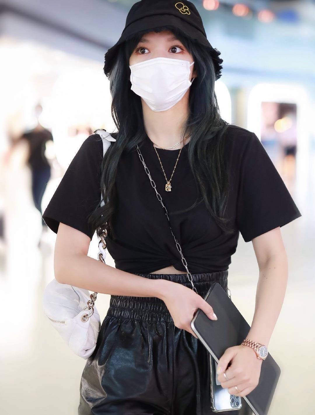 原创程潇粉丝滤镜太严重穿时尚裙露腿上淤青博眼球蓝发秒变灰色