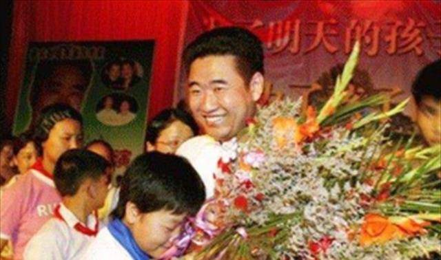 原创深圳玫瑰邢丹葬礼与丛飞合葬5岁爱女抱遗像痛哭千人送别