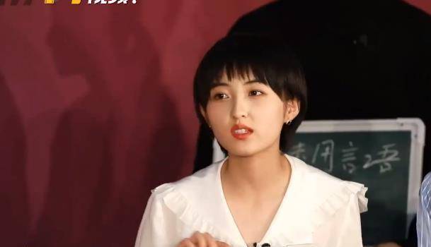 张子枫现身北电校庆,与夏梦,焉栩嘉同框,生图"高级脸"太优越