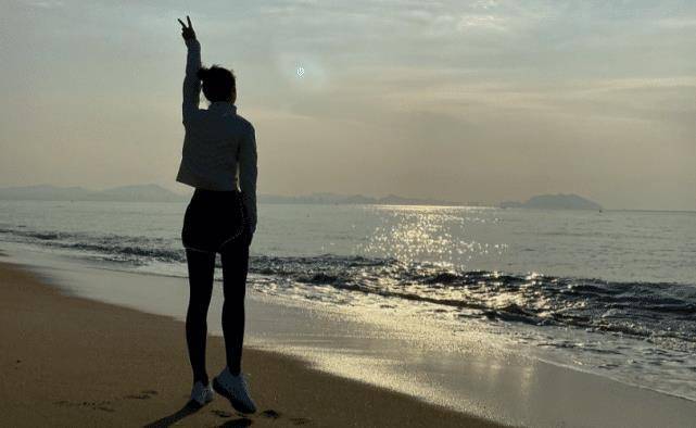 赵今麦作为女艺人还是挺自律的,出门度假都不忘带着跑步服随时锻炼