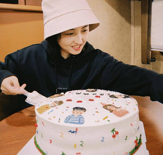 原创张子枫20岁生日个人绘画作品首次公开是一般人欣赏不了的水平