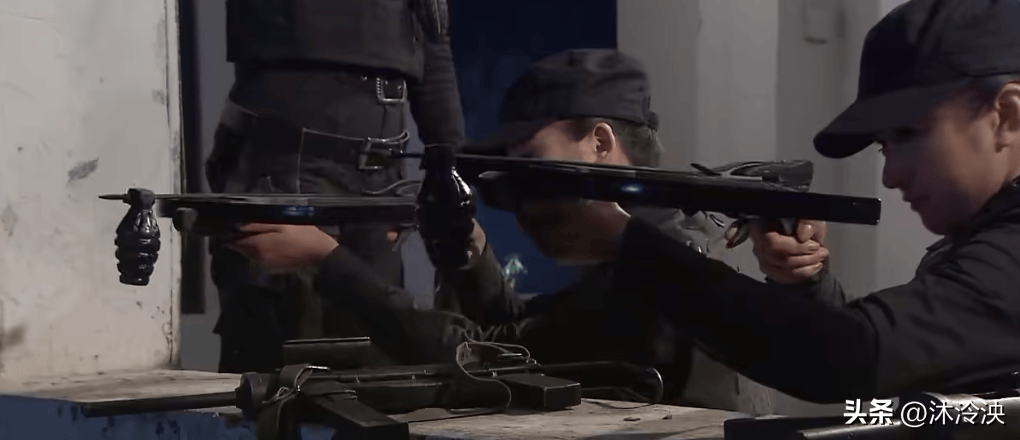 抗日剧惊现物业保安女战士穿保安服打鬼子导演脑子没事吧