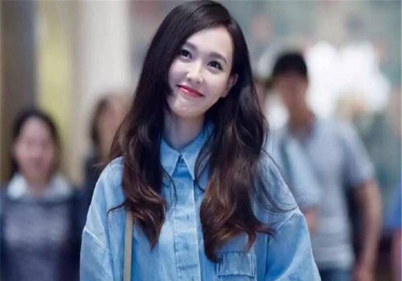 唐嫣扮紫萱亮相节目皮肤紧致细腻腿长优越身材好