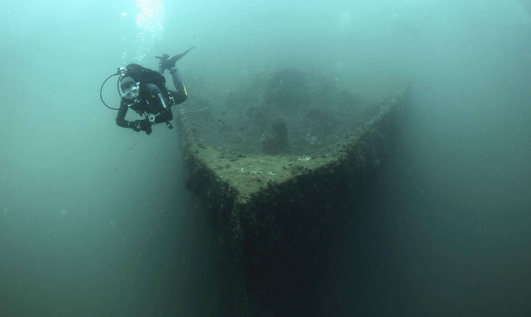 原創探險隊打撈100年前沉船竟撈出900瓶皇帝御酒這下發了橫財