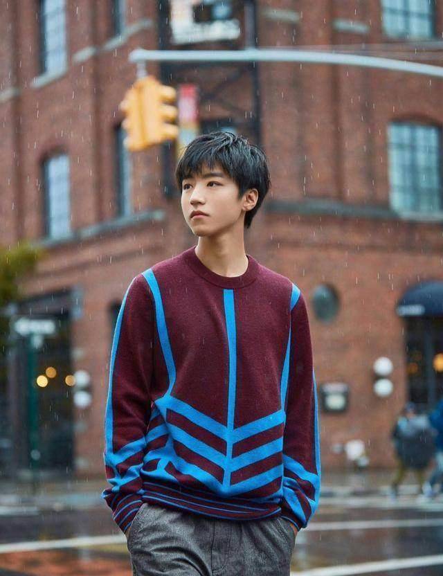 原创原创19岁的王俊凯用一头帅气的发型不管正装还是私服都能很好的