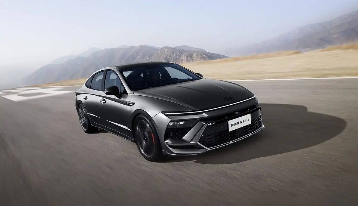 就比如在设计上,第十一代索纳塔采用了一套全新的设计语言,虽然是燃油