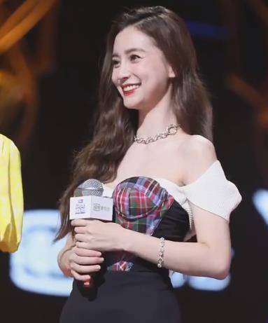 原创杨颖亮相活动微笑唇抢镜发量浓密细腰优越状态不输95后