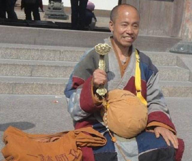 苦行僧侣,一钵深情赵文波这段旅程的开始是在山西圣泉寺,在那里他接受
