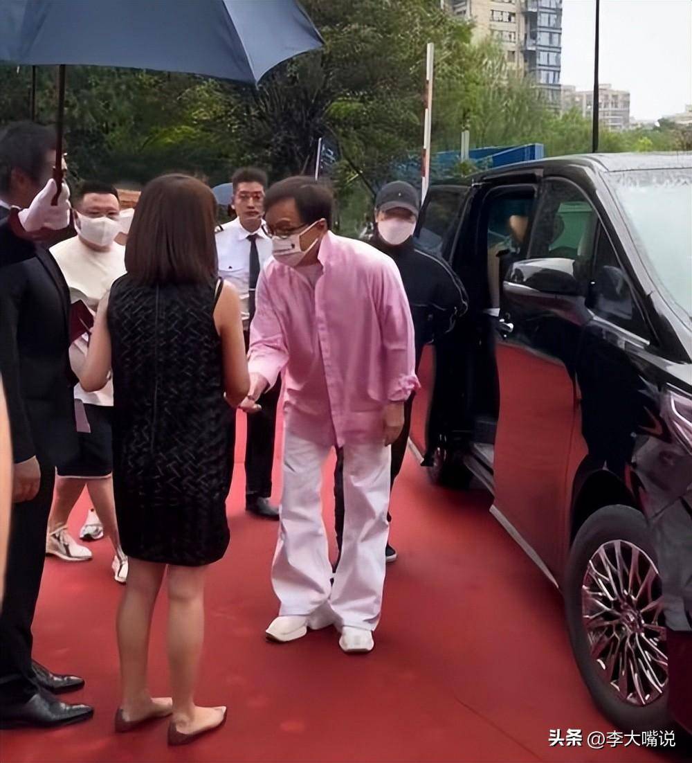 越低调,越出乎意料,细看70岁成龙的资产,才知道什么叫人生赢家