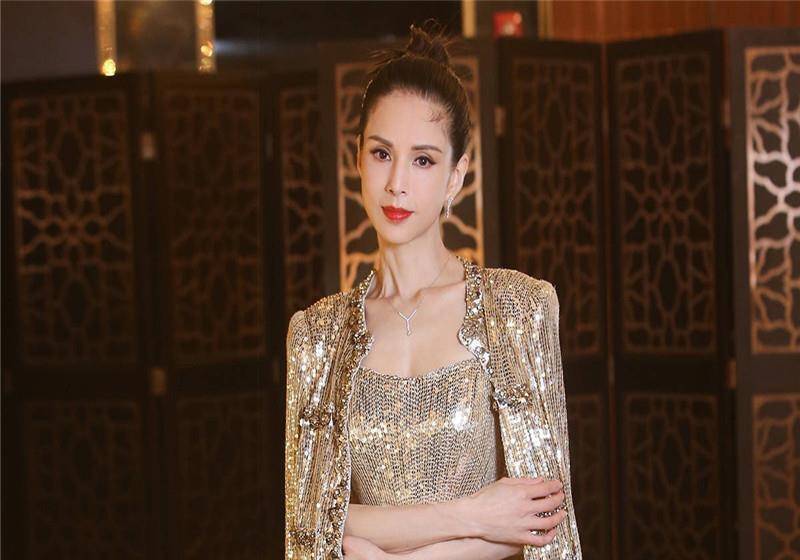 李若彤穿17岁的校服大秀身材状态似少女内心却不断强大了