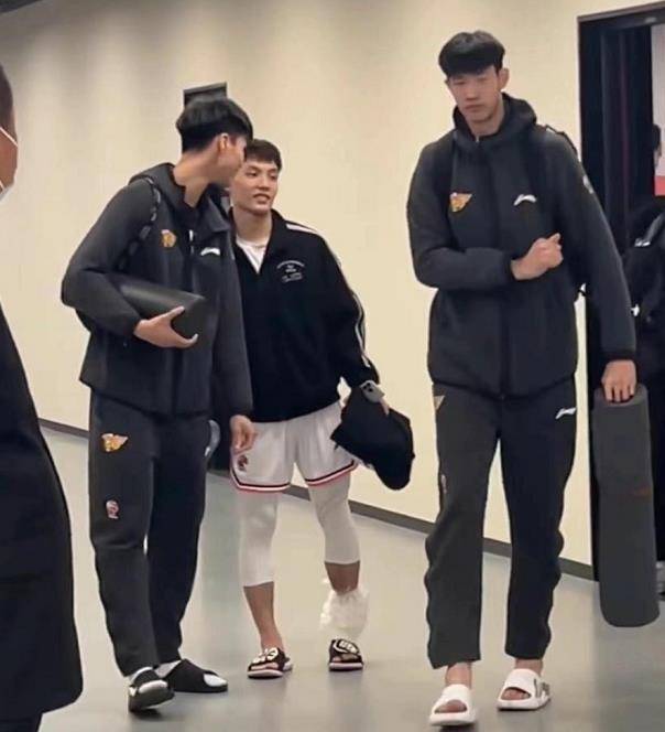 原创徐杰受伤北京球迷幸灾乐祸谁注意到威姆斯和沃特斯的反击行为