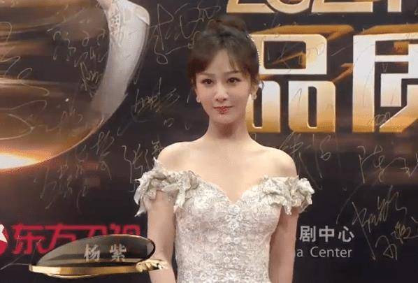 原创杨紫时隔5天再亮相白色礼服好像新娘子路人镜头下头围太小了