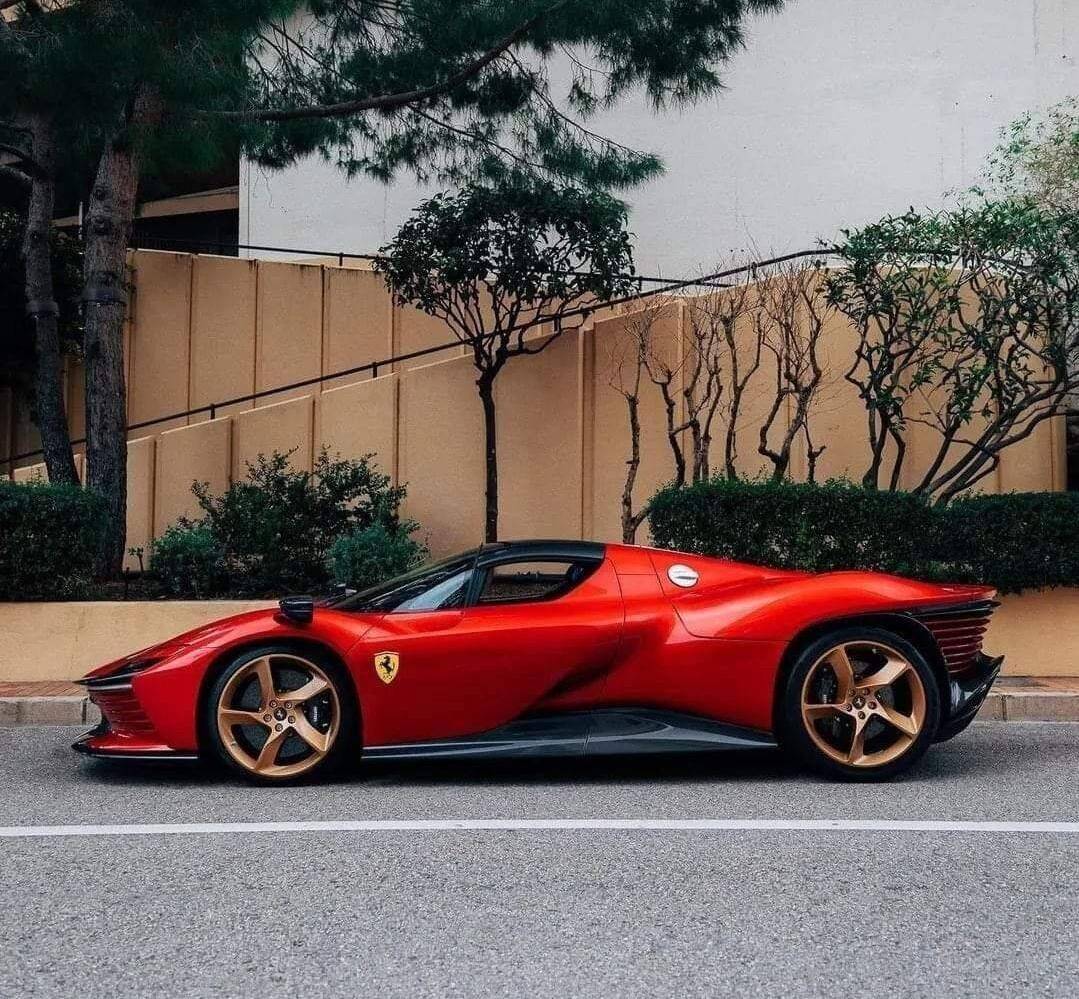 1800万c罗再次提到了一辆新的豪车但车库放不下他短暂地忘记了球场的