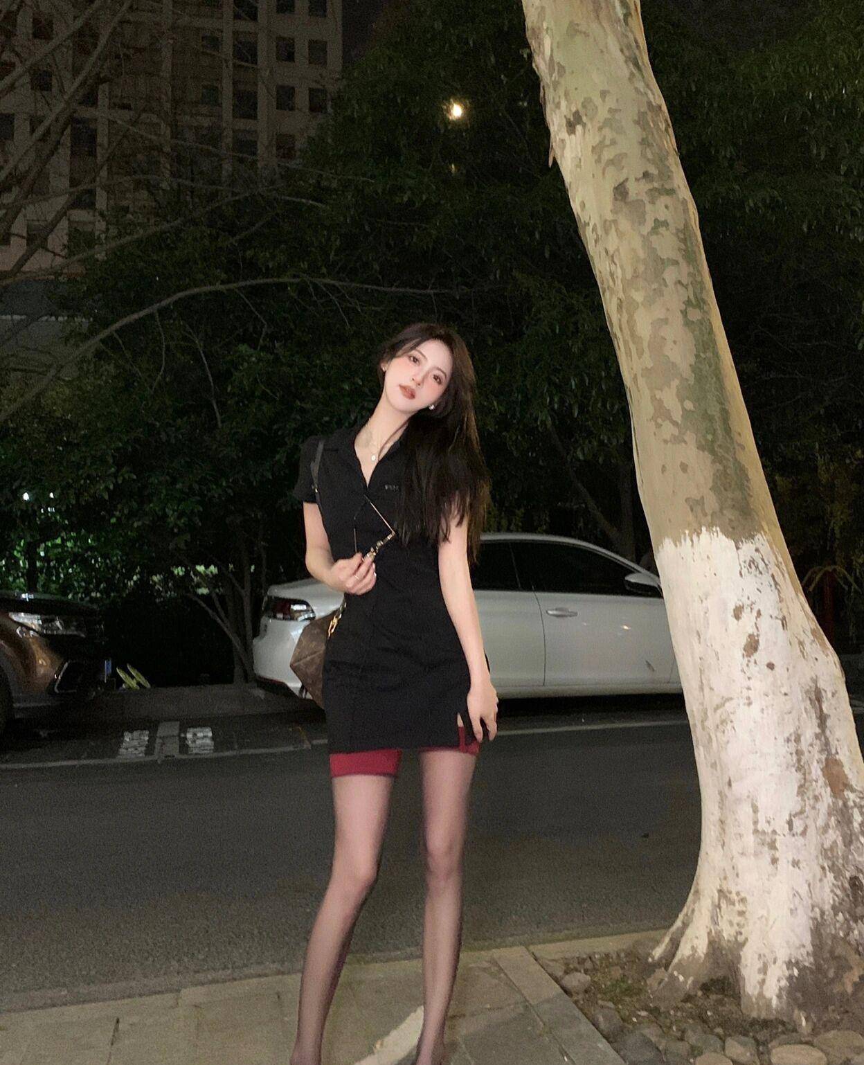 原创身穿小黑裙的小姐姐身材清瘦有优雅气质肯定不乏别人的关注