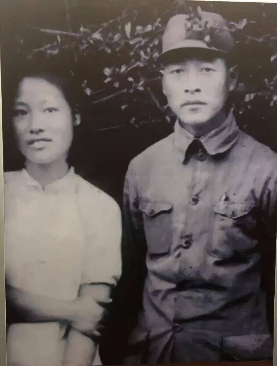 升中将,4年以后中将升上将,可惜父亲去世太早_彭雪枫_彭小枫_新四军