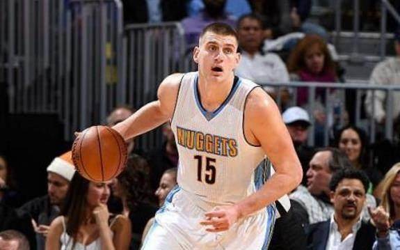 身兼多职的巨人真心不多,魔术师约翰逊(206cm)那种球员属于百年一见