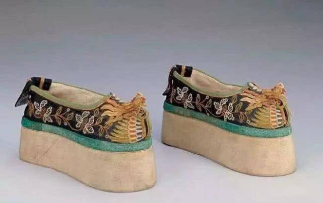 原创又被宫廷剧骗了清朝宫中女子所穿的鞋根本不是想象的那样