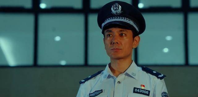 很多蹭热度的作品也纷纷改变了策略,比如这部扫黑行动之黄金》之前