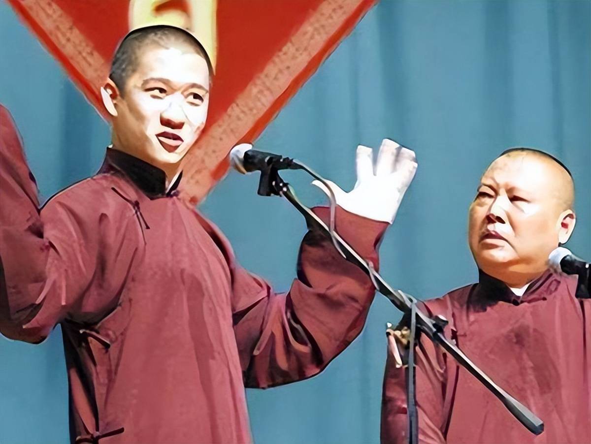 曹云金和郭德纲之间毕竟存在师徒之情,过去就像亲生父子一样,这种感情