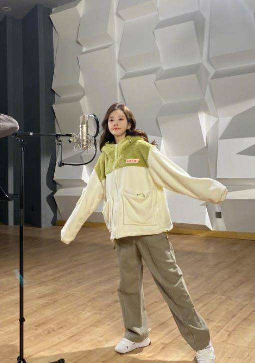 冯提莫穿毛绒外套变少女,搞怪动作萌翻网友,一对耳朵