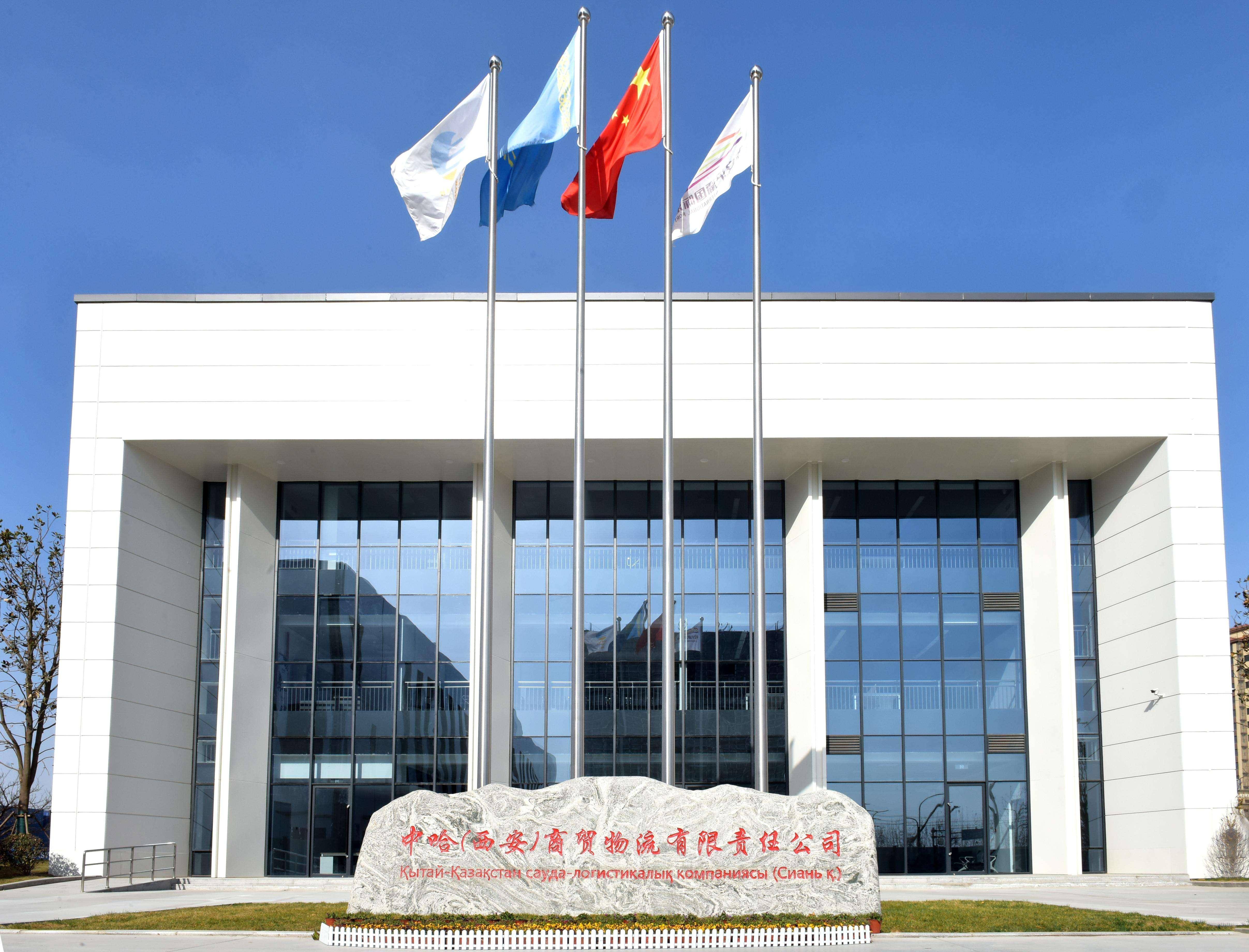 "我们这个项目与西安国际港站集装箱装卸区快速衔接,满足了集装箱快送