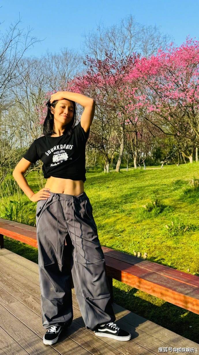 朱丹带娃出游,辣妈瘦出马甲线,3岁儿子穿鞋子踩水坑玩超嗨_周一围