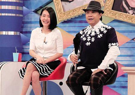 后来大s成了演员,小s成了主持人,不过幸运的是小s遇到了蔡康永.