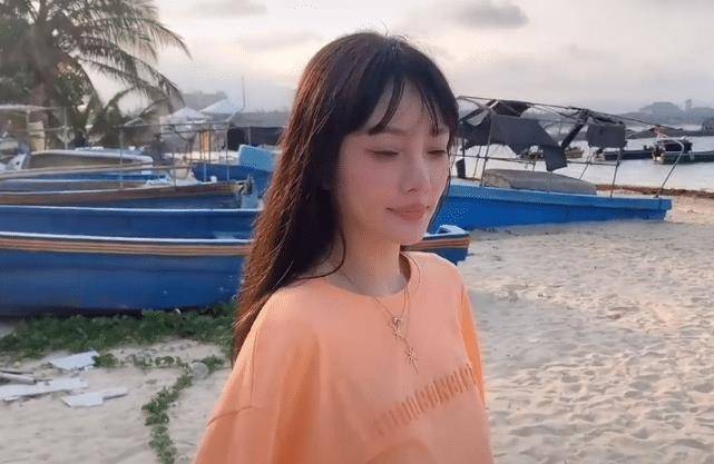 原创李小璐沙滩度假关美颜后一脸疲惫未修图发际线高头顶秃了