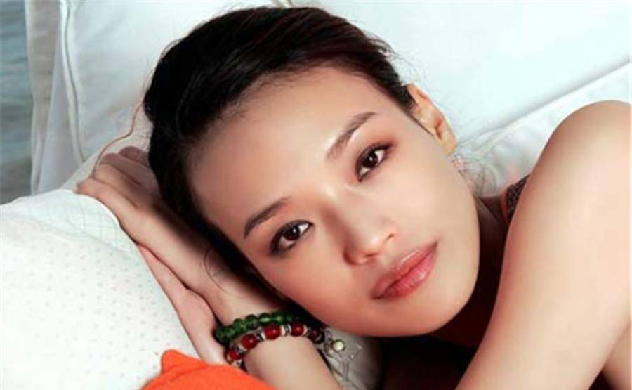 舒淇原名叫林丽慧,小时候的舒淇根本算不上漂亮,反而会因为嘴巴比较大