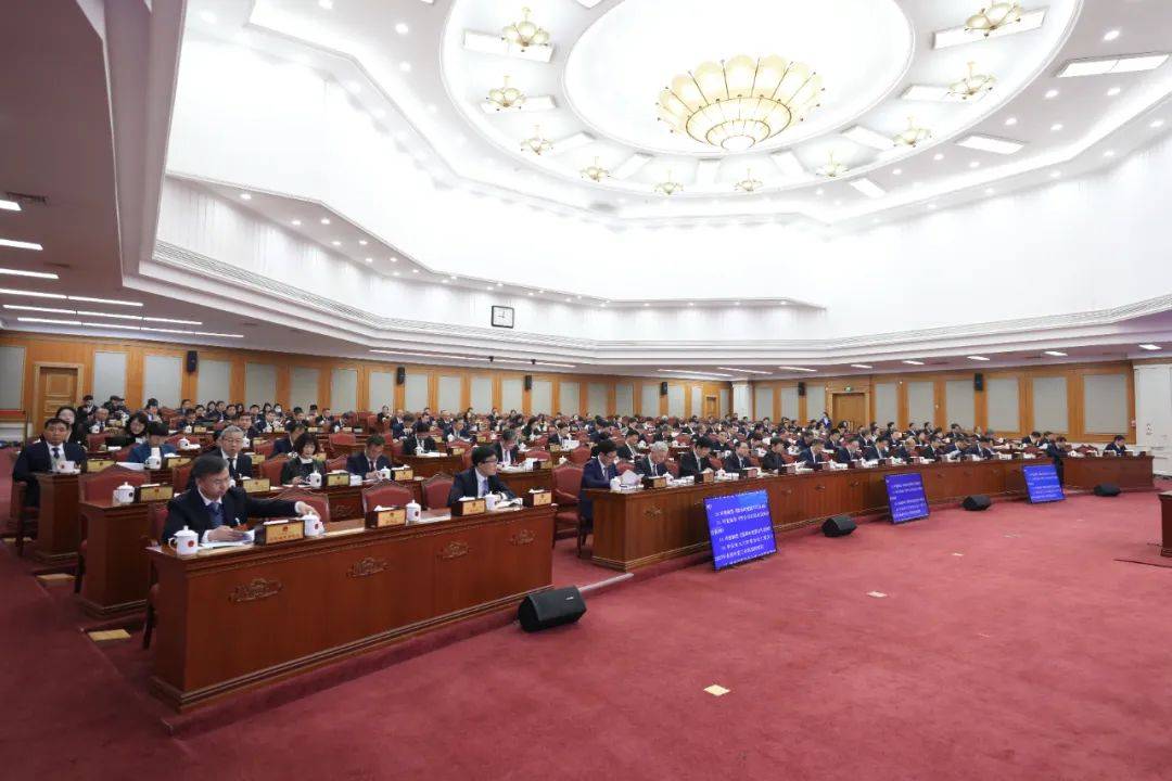 河北省十四届人大常委会举行第八次会议