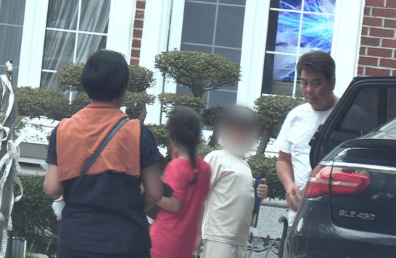 据悉,从2020年开始,狗仔队拍到胡夏的车里出现了一个小女孩和一个小