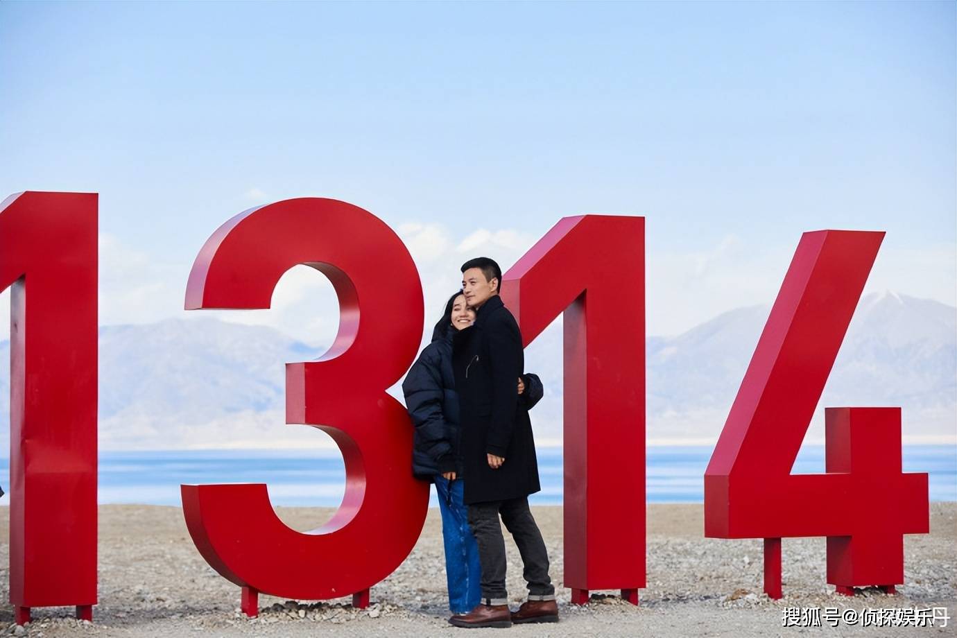 朱丹带娃出游,辣妈瘦出马甲线,3岁儿子穿鞋子踩水坑玩超嗨_周一围