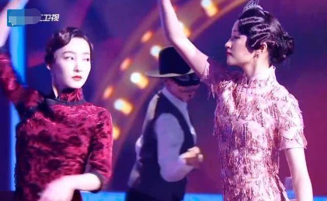 原创关晓彤拉王丽坤跳舞同穿修身旗袍化浓妆不是小13岁就稳赢