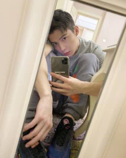 原创张铭恩懒理徐璐拍吻戏时隔7天晒自拍配文两个字很洒脱