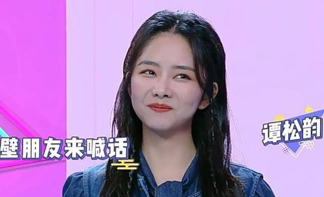 谭松韵录快本和男嘉宾穿情侣装cp感十足原相机下童颜超能打