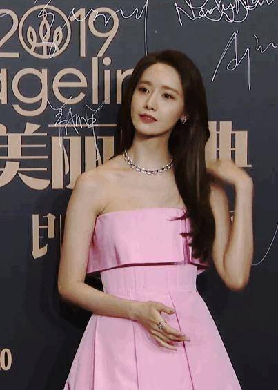 原创29岁林允儿红毯生图状态绝佳身材曼妙似少女礼服却被指廉价