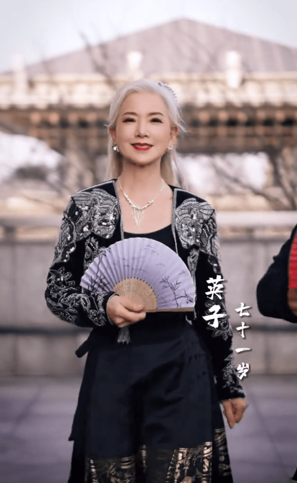 不染发不烫头,穿搭优雅又减龄,真洋气_英子_衣服_年龄