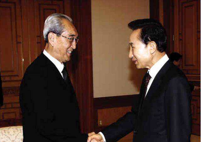 傀儡总统李明博:被财阀控制,逼死前任总统,文在寅上台进行清算_建设公