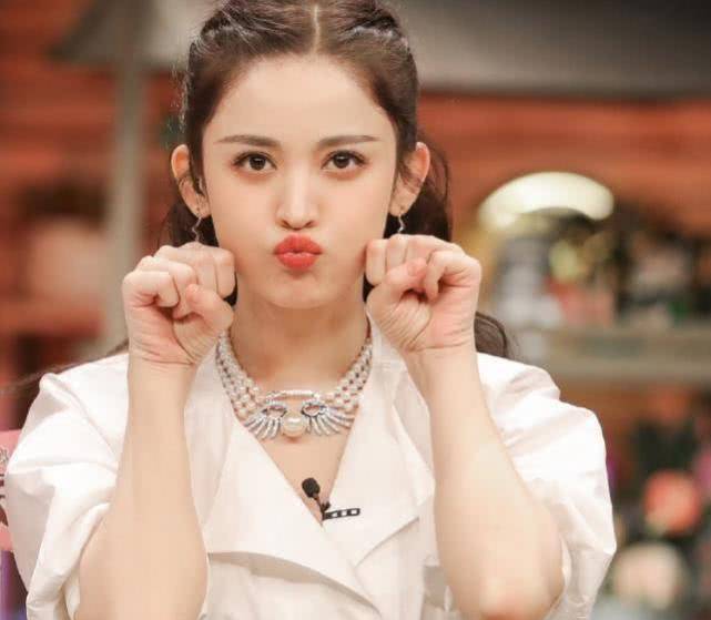 原创娜扎录节目白到发光叠穿吊带显瘦10斤不止蚂蚁腰太优越