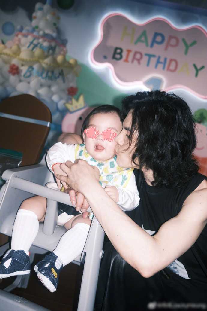 向佐晒儿子周岁宴现场紧搂郭碧婷秀恩爱儿女露正脸都是高颜值