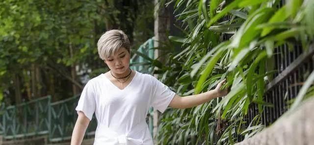 出道初期的邓小巧获赏识主演tvb剧集《天天天晴》的片尾曲《半杯水》.