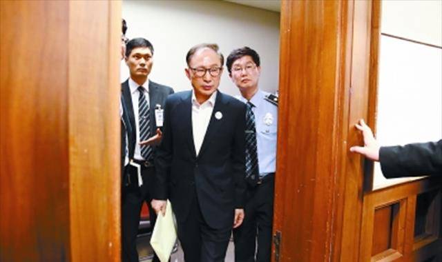 傀儡总统李明博被财阀控制逼死前任总统文在寅上台进行清算